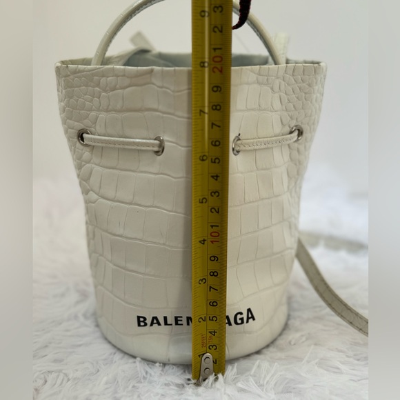 BALENCIAGA WHITE CROC EMBOSSED BUCKET BAG - Picture 7 of 11